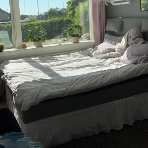 Volangsäng kappa  - Söt volang ”kjol” till sängen. Jätte fint (tycker jag). Passar till 120-180 sängar😍