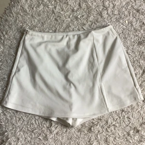 Vit kjol  - Denna vita kjolen har itnesydda shorts och dragkedja på kanten. Jag har aldrig använt den eftersom den inte passade mig så bra. Den har två svarta fläckar på baksidan men det är inget som syns. 