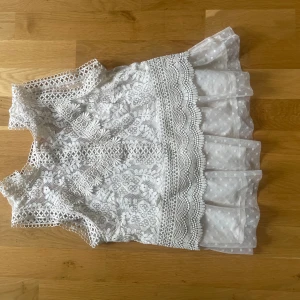 ONLY blus - Jag säljer denna spets topp eftersom den inte kommer till användning. Toppen är så gott som ny och är i jätte bra skick! Fråga gärna om du undrar något!