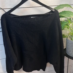 Stickad tröja  - Liten i storleken, som en M. Ringningen får fram båda axlarna ganska mycket