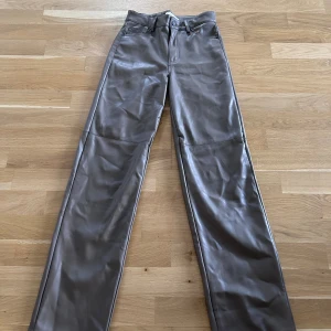 Läderbyxor  - Ej använda mycket. Sann till storlek. Dock väldigt stretchiga. Har 32 i längd på byxor och dom känns inte korta i benen.