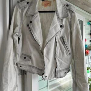 Trendig ljus tvättad jeansjacka - Använd måttligt