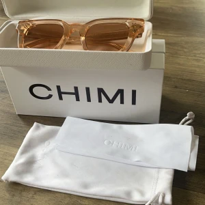 Säljer chimi 04 light orange  - Säljer dessa chimis 04 pga att färgen inte passade mig bra.  Nyskick och har mestadels legat i sin låda. Hårt och mjukt fordral samt putsduk ingår.  Skriv vid minsta fundering och priset går att diskuteras. Kvitto finns för intresserade. 