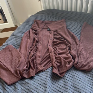 Blus - Blus till sommaren i mörkbrunt, knappt använd och är från shein tyvärr. Fladdriga ärmar och går att knäppa