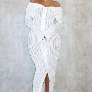 KLÄNNING - Vit off shoulder klänning i ”spets” från shein, aldrig använd.