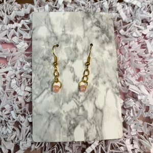 Aprikosfärgad örhängen  - Aprikosfärgad örhängen som är nickelfria 