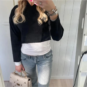 Cropped hoodie  - Säljer denna så sjukt snygga tröjan då den inte kommer till användning. Ny utan prislapp 10/10 skick 💘💘