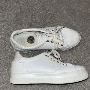  Sneakers vita  - Säljer dessa par GANT skor i storlek 37, har använt mycket men är i bra skick.💗💗