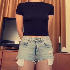 Jeansshorts- H&M - Jeansshorts från H&M i storlek 36. Shortsen är i bra skick men lite för liten för mig som brukar ha storlek 38.  Passar bra för boho eller festival outfits👍🏼