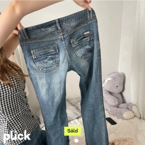 Säljer mina jätte fina jeans ❤️ - Dom är köpta här på Plick dom säljs pågrund av att dom var lite förstora🌸skriv om ni vill ha mer detaljer mått osv💓