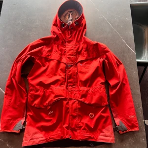 Klättermusen Glaser Jacka - Assnygg och skön Glaser friluftsjacka från Klättermusen! | Köptes för 6700 för ett par år sedan | Bra men använt skick. Inga större skavanker eller så | Storlek L | 🤝🤝🤝