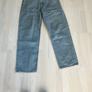Weekday jeans - Ett par weekday jeans i bra skick, inte använts så mycket utan mest legat i lådan. Sömmarna har ett mer slitage utseende som du ser på bild 2. Jeansen  är ljusgrå med storleken 28/30