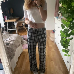 Rutiga mjukisbyxor i lite tjockare material  - Sköna mjukisbyxor från KappAhl, välanvända men inget som syns på dem 💕 Pris går att diskuteras vid snabb affär 💸