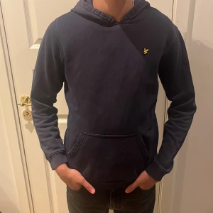lyle & scott hoodie  - Marinblå lyle & scott hoodie, skick 8/10 inga defekter. Storlek 14-16 år men sitter som S. Modellen är 182cm och priset kan diskuteras.