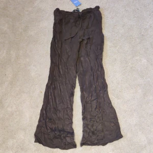 Satin byxor - Bruna satin byxor från Zara, väldigt bra skick, lite bootcut.