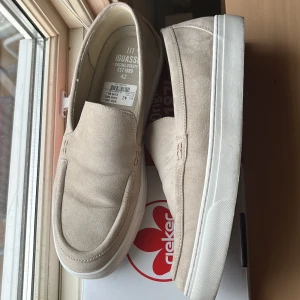 Herr skor  - Herr skor, använt en gång. Nypris 550   Loafers i beige 