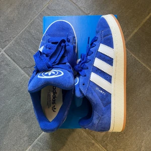 Adidas Campus 00s Semi Lucid Blue - Säljer mina Campus 00s ”Semi Lucid Blue”.  Endast använda 1 gång och i princip nyskick!  Storlek: 40.  Skicka ett meddelande för frågor!