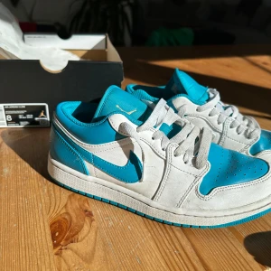 Air Jordan 1 Low - ÄKTA, dyrt inköpta i London. Slitna i fram, se bild 2.