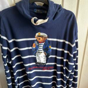 Ralph lauren Hoodie med polo bear, passar perfekt nu till sommaren, Storlek L men är liten i storleken så passar M Pris går att diskutera vid en snabb affär 