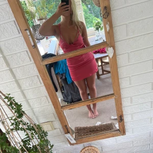 Klänning - Perfekt klänning inför sommarfester, aldrig använd och prislappen är kvar😍 storlek 40 och passar mig som är 38 skulle även passat en 36:a utifrån mig själv. Inga defekter men retur lappen har gått ut så provar här istället❤️