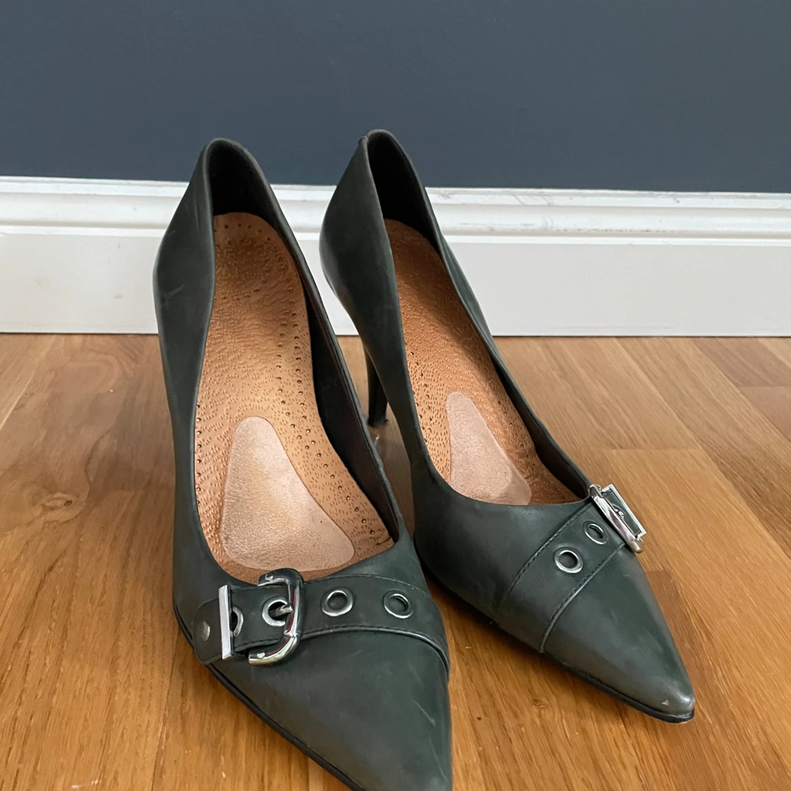 Mörkgröna klackar med buckeldetalj