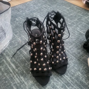 Oanvända klackskor - Oanvända svarta klackar från Nelly shoes, fick dom när jag va 16 och dom var aldrig riktigt min stil.