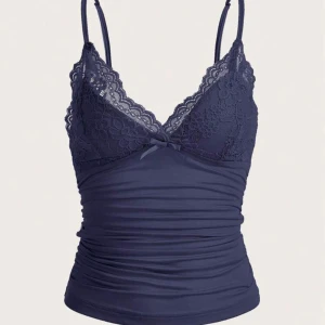 Marinblått linne med spets - Ett helt nytt marinblå linne med spets. Aldrig använd. Pris kan alltid diskuteras!