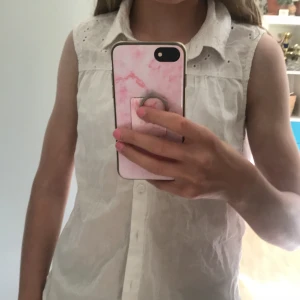 Fin vit blus🤍 - En blus i storlek 146/XS🌸 Passar perfekt till sommaren+den är i bra skick. Säljer pga att den aldrig kommer till användning💕