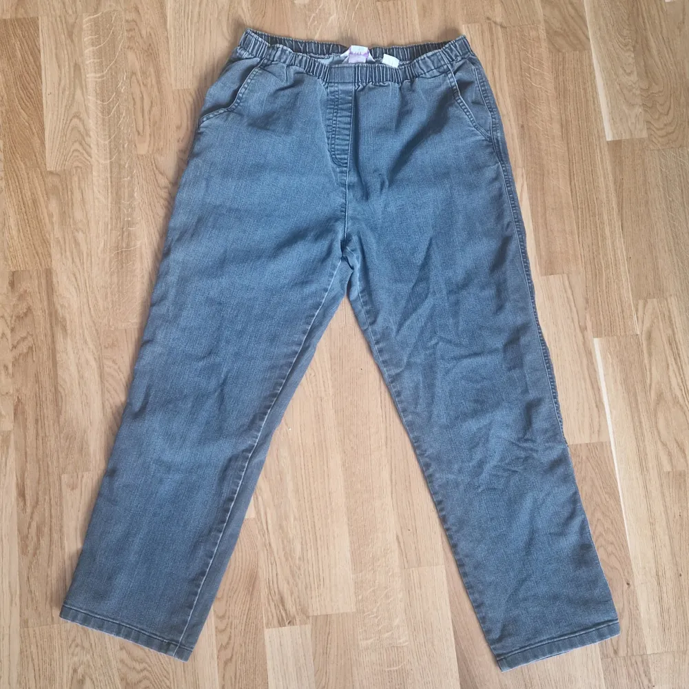 Grå jeggings med fickor fram.  Sparsamt använda. Gissar på strl 40 men är stretchiga! För referens är jag 170 cm lång. Katt i hemmet.. Jeans & Byxor.