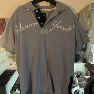 Hansen & Jacob Piké - Ljusblå Hansen & Jacob Piké i storlek M. Använt ett fåtal gånger, men ingen slitage eller liknande så i mycket bra skick.