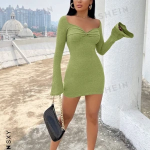 Grön klänning - Säljer denna gröna klänning från SHEIN. Super super snygg, jag har bara aldrig fått användning för den. Materialet är relativt tunt och perfekt för svensk sommar!   Beställd i storlek L men skulle säga att den är mer M. Pris kan diskuteras!