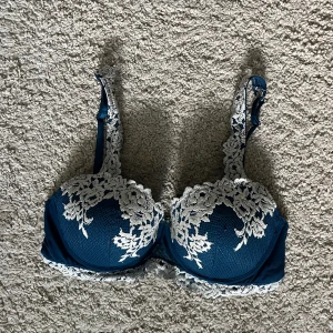Intimissimi bh - Superfin Intimissimi bh i fint skick, den ser mer mörkblå ut på bilden men den är aquablå 💕