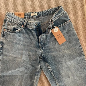 raka low waist jeans  - Säljer helt nya jeans från lindex, aldrig kommit till användning. Köpta för 599kr, säljer för 230kr pris kan diskuteras