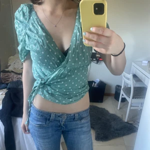 Söt topp - Säljer denna omlott topp. Superfin till exempelvis linnebyxor eller jeansshorts❤️