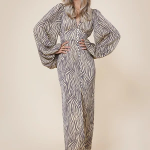 Adoore klänning - Säljer denna otroligt fina klänningen från adoore då jag köpte två i olika storlekar för att se vilken som var bäst, 36 passade tyvärr inte och nu har retur tiden gått ut:( därav säljes, är i nyskick. Helt slutsåld!!!