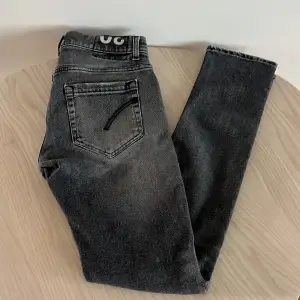 Säljer nu dessa riktigt schyssta Dondup jeans! | Jeansen är i ett väldigt bra skick, med slitningar som detalj. | Nypris: 3000. | Skriv för fler bilder eller vid funderingar. 
