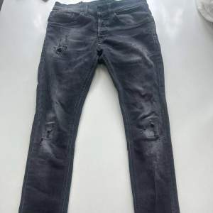 Säljer dessa svart/gråa dondup jeans som bara e använda 1 gång så dom är helt som nya. Storlek 30, säljer då dom är för små för mig. Nypris ca 3700 på NK