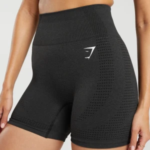 Gymshark vital seamless 2.0 - Shorts inköpta förra sommaren, använd Max 2 gånger så är i nyskick! Köpt för 499 kr, säljer för 180 🖤 Små i storleken så passar S