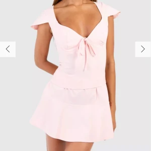 Topp✨ - Helt ny topp med lappen kvar! Anledningen till att jag säljer är för att den är lite för liten kring brösten men annars satt den toppen💕pris kan diskuteras