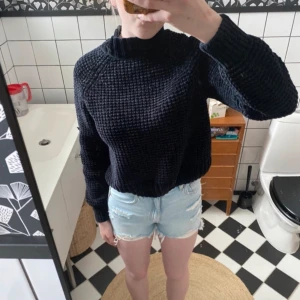 Tröja med halvpolokrage - Svart tröja med halvpolokrage från H&M Bra skick 💞