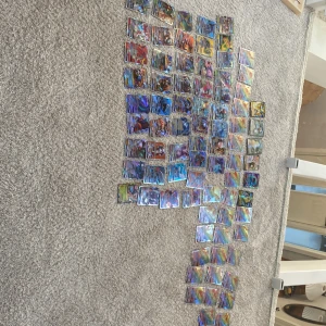  Bra Pokémon kort  - Bra skick, ser ej änvända ut några enstaka fejk men nästan alla är äkta (ca 80 kort)