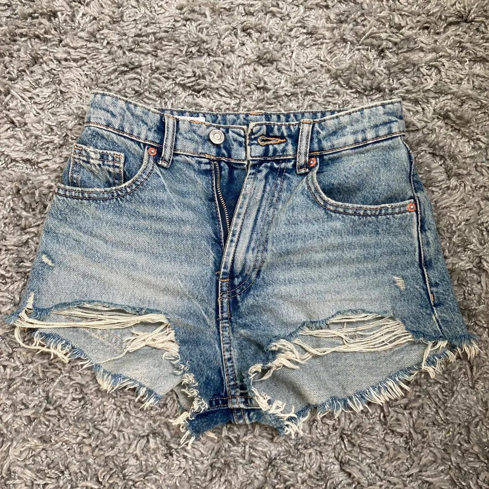 Shorts från Zara använda ca 2 gånger köpts för typ en månad sedan. Ny skick!. Shorts.