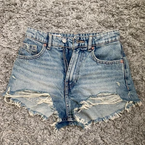 Jeans shorts  - Shorts från Zara använda ca 2 gånger köpts för typ en månad sedan. Ny skick!