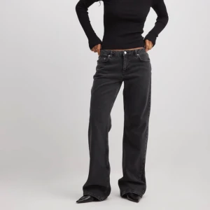 NA-KD low-waist jeans - Säljer dessa snygga jeans från NA-KD. Säljer då de är förstora för mig som har 34 i jeans. Har används en del så finns lite slitage längst ner på byxorna