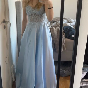 Balklänning - Säljer nu min fina balklänning, använd 1 gång och ser ut som ny🌸 pris går att diskutera💞