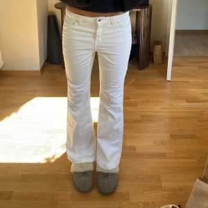 Vita raka jeans - Sjukt snygga jeans! Finns ingen lapp kvar men gissar på att det är strlk L💕 jag är 177 cm midjemått: 43 cm Innerben: ca 72