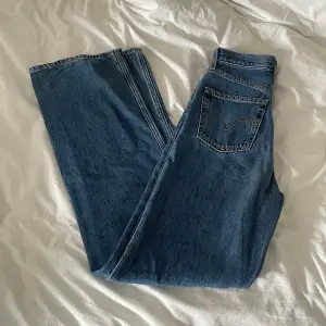 Vida/raka jeans från levis i toppenskick! Modellen heter high loose. De är storlek 24 och benen är bra längd på mig som är 169 cm lång. 