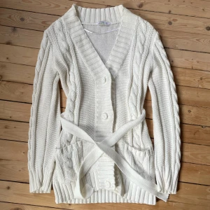 Stickad kofta  - Mysig kofta från Cubus. Är storlek 158/barnstorlek på lappen men har varit använd till XS/S. 