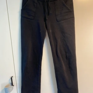 Mjukisar  - Svarta mjukisar från lager 157. Knappt använda. Lite små i storlek, sitter mer som S