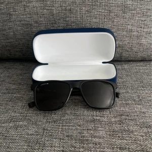 Lacoste solglasögon - Använda några gånger så i nyskick ungefär. Säljer på grund av att jag har hittat snyggare som jag personligen tycker mer om. Nypris 1500 på zalando  Uv-3 protection
